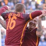 De Rossi e Nainggolan si abbracciano