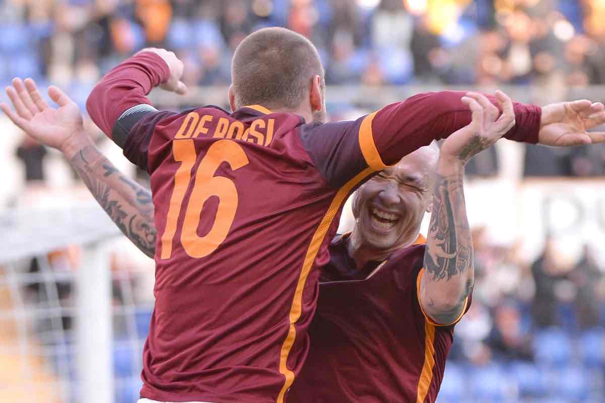 De Rossi e Nainggolan si abbracciano