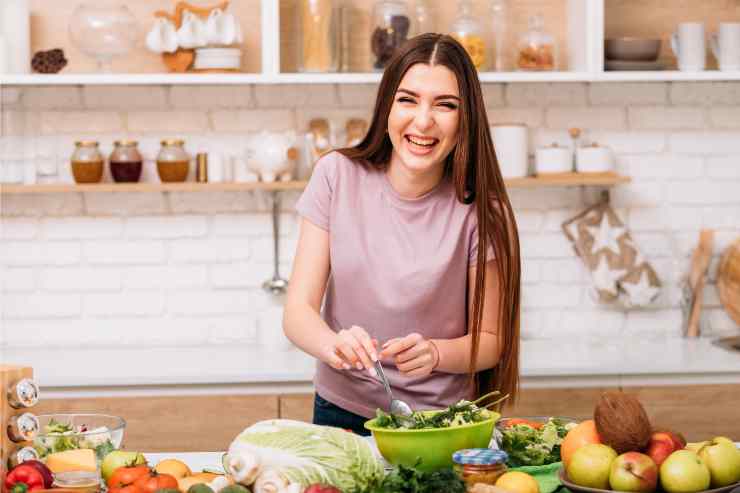 donna sorridente cucina