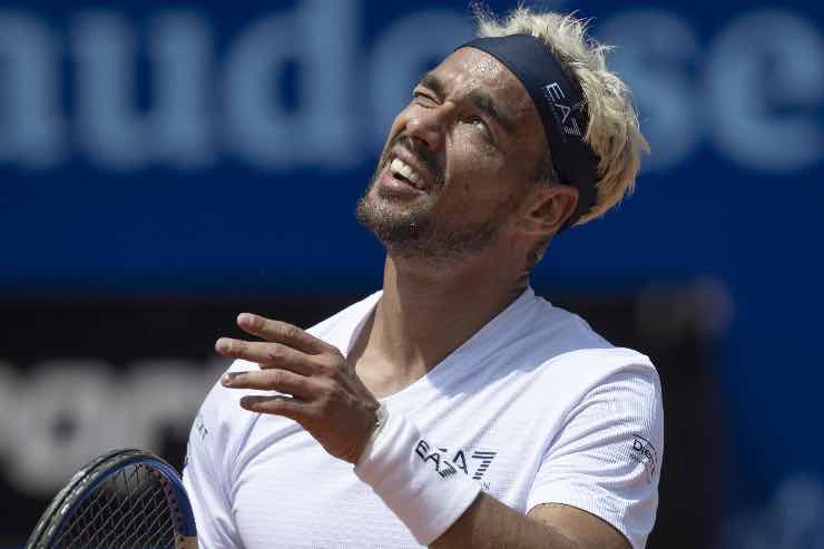 Fabio Fognini in campo guarda verso l'alto