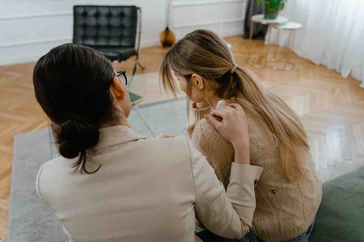 Una ragazza consola l'altra come simbolo delle frasi da non dire a chi è sensibile