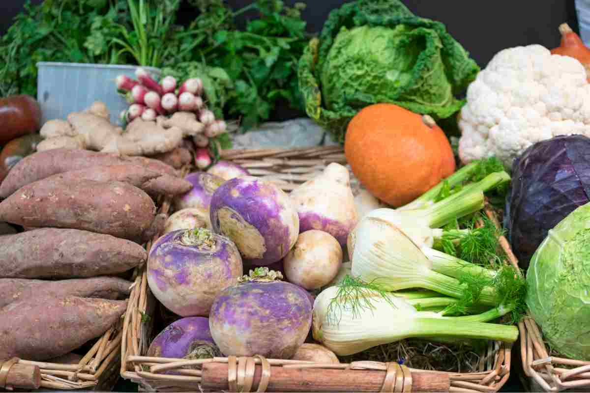 Frutta e verdura di ottobre in cassette al mercato