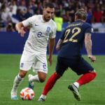 George Baldock in azione col maglia della nazionale della Grecia