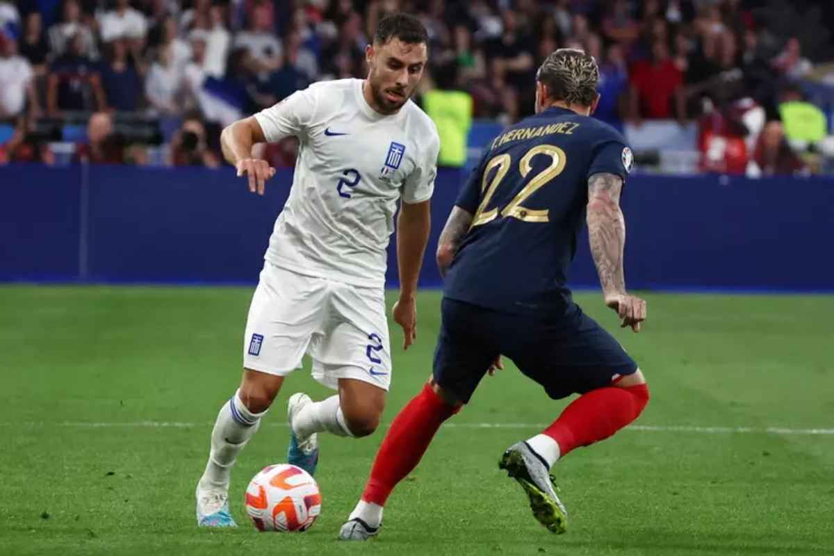 George Baldock in azione col maglia della nazionale della Grecia