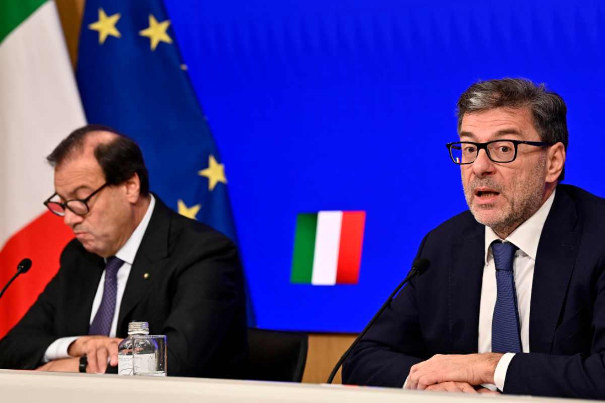 Giancarlo Giorgetti in conferenza stampa con il viceministro Leo 