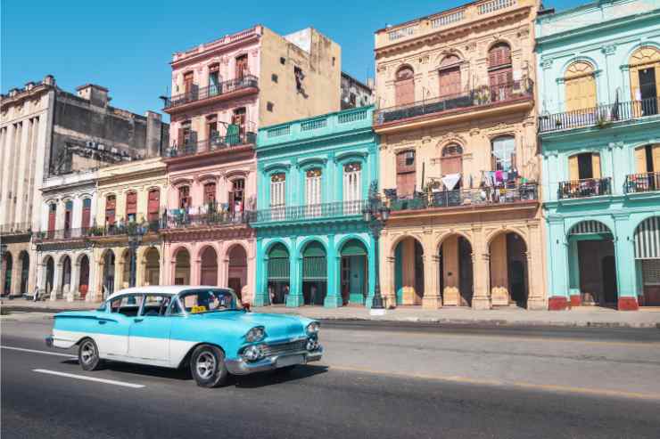 un taxi per le strade di San Cristóbal de La Habana a Cuba 