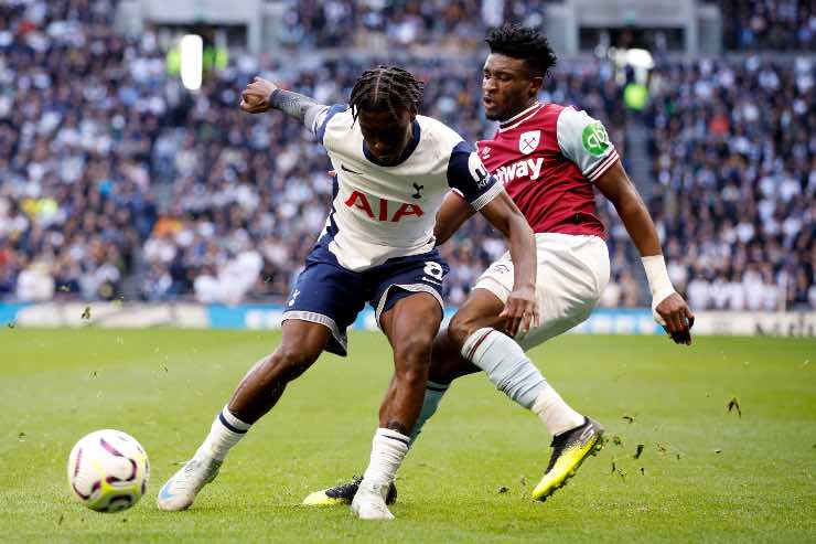 Kudus contrasta un avversario in Tottenham-West Ham