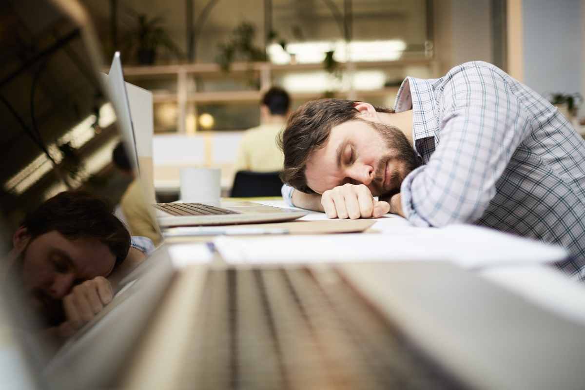 Un lavoratore che dorme in ufficio