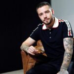 Il cantante Liam Payne seduto su una poltrona