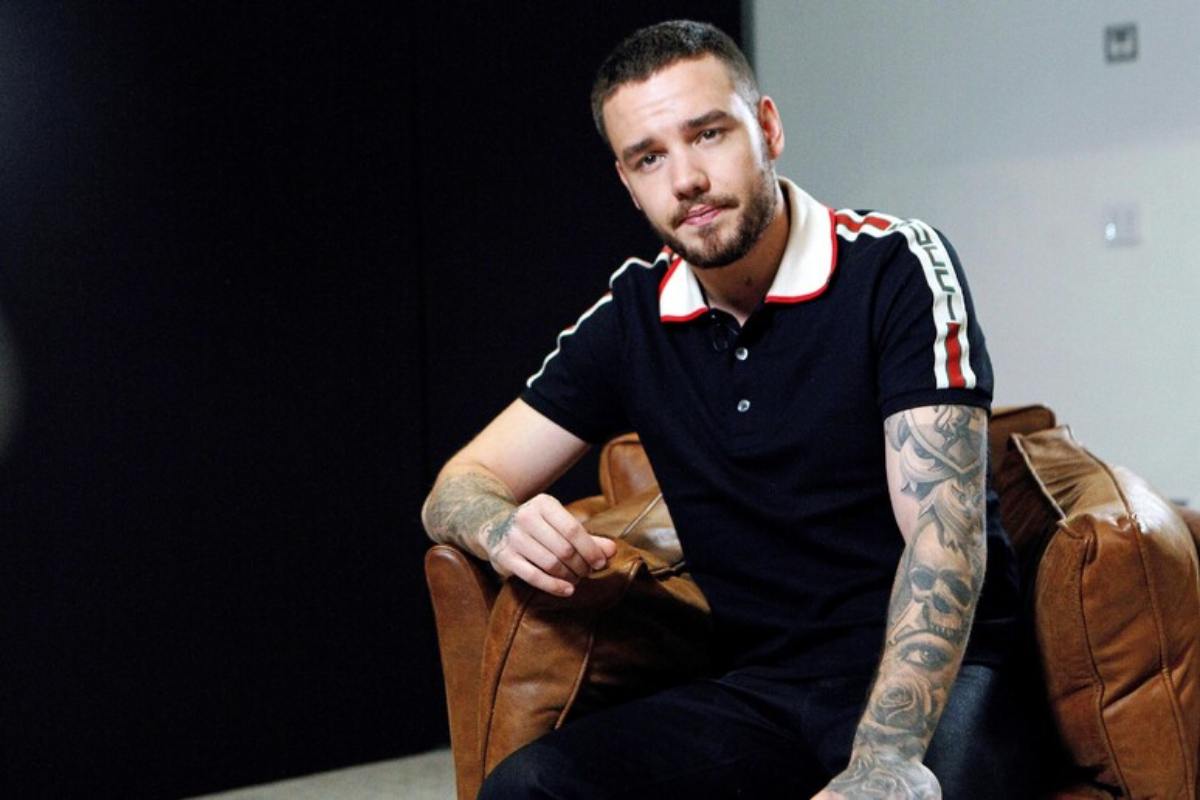 Il cantante Liam Payne seduto su una poltrona