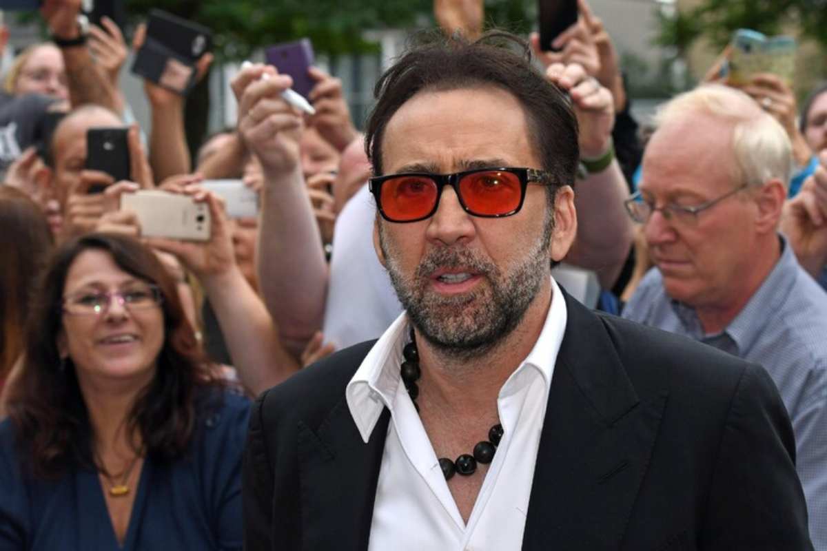 L'attore NIcolas Cage circondato dai fan