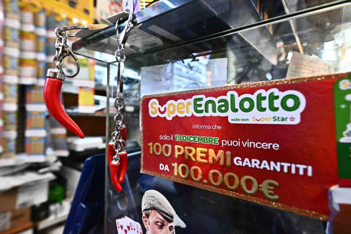 Cartello pubblicitario del Superenalotto esposto in una tabaccheria