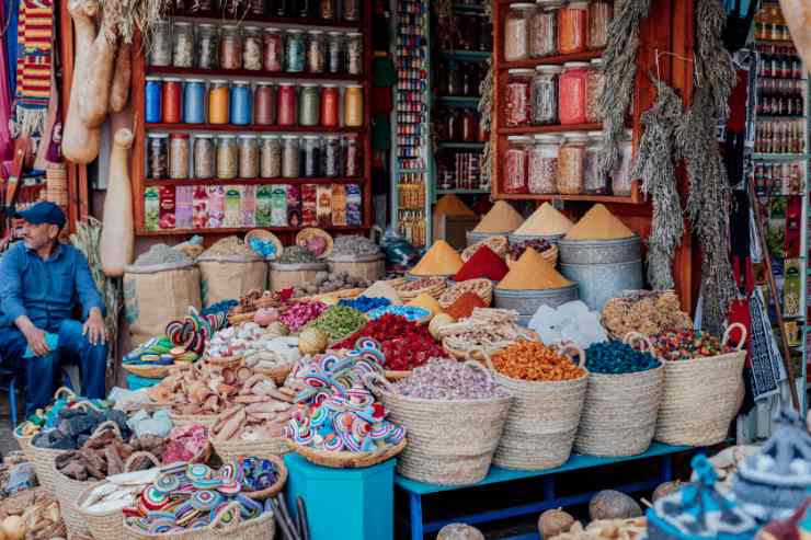 venditore di spezie a Marrakech 