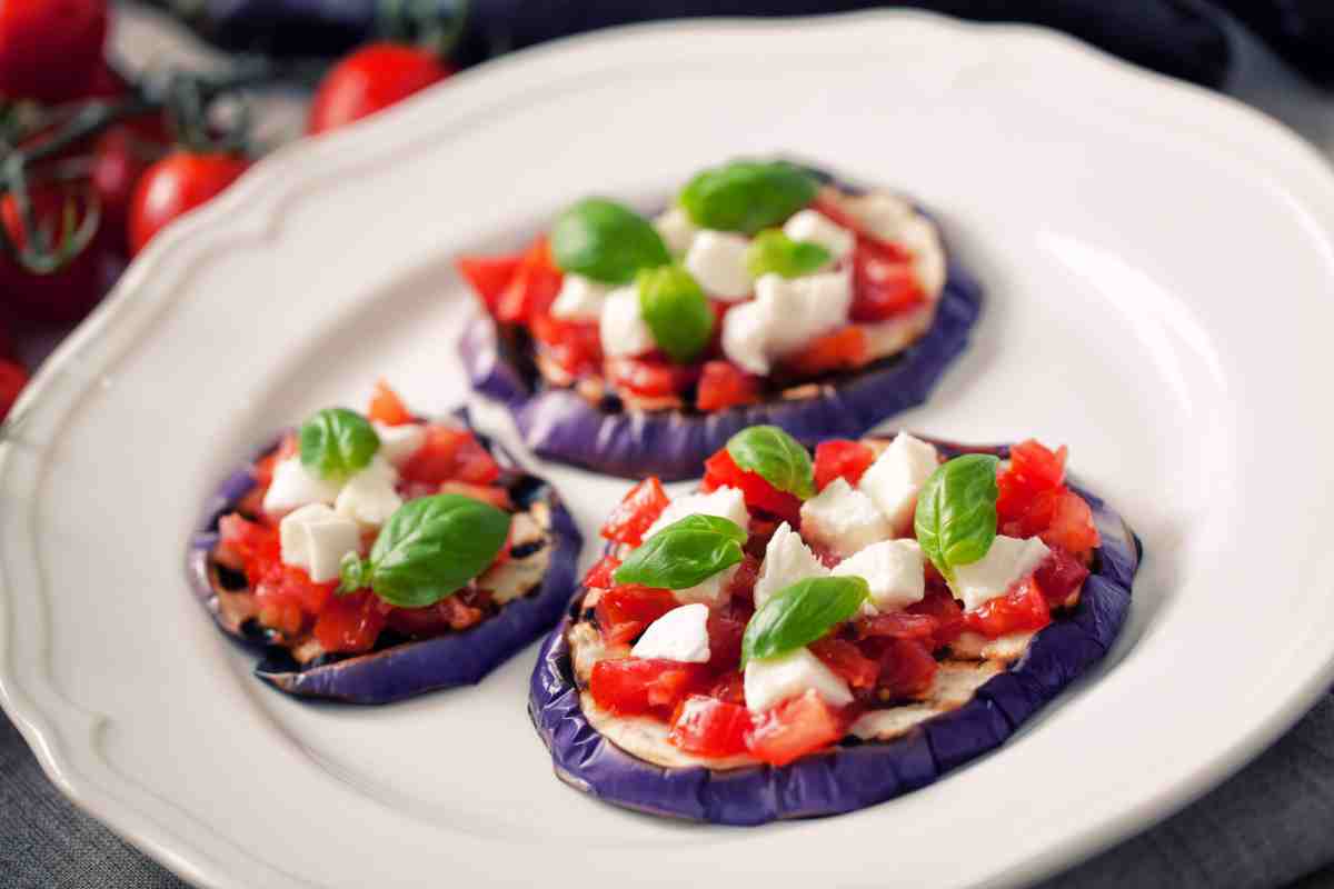 Melanzane grigliate con formaggio e pomodorini 