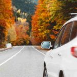 auto con sfondo foliage come simbolo delle Mete Weekend di ottobre