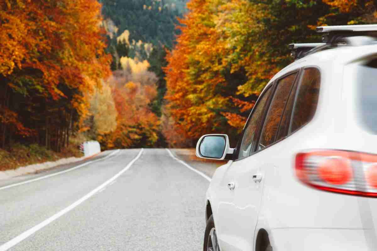 auto con sfondo foliage come simbolo delle Mete Weekend di ottobre