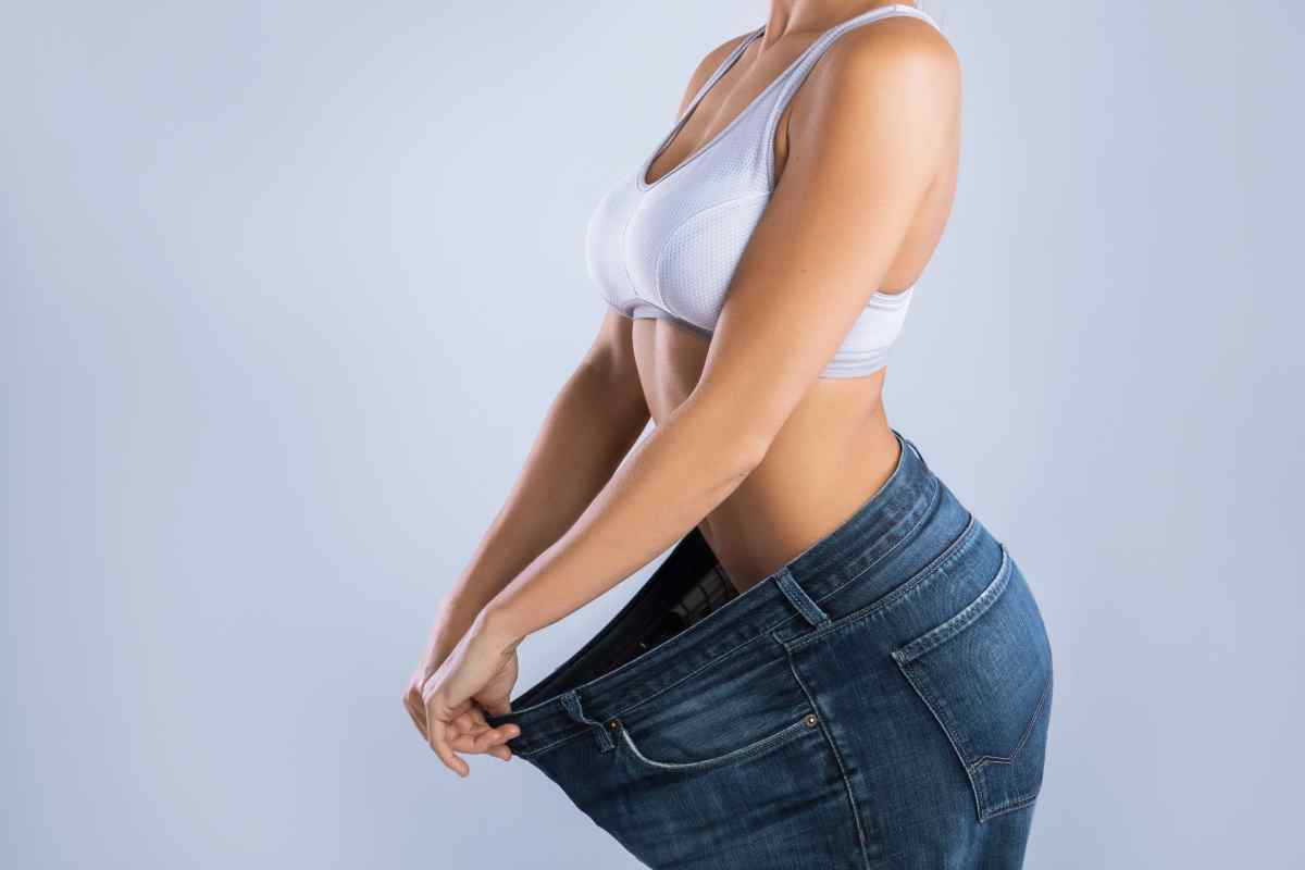 donna magra in jeans over size