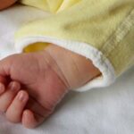 La mano di un neonato