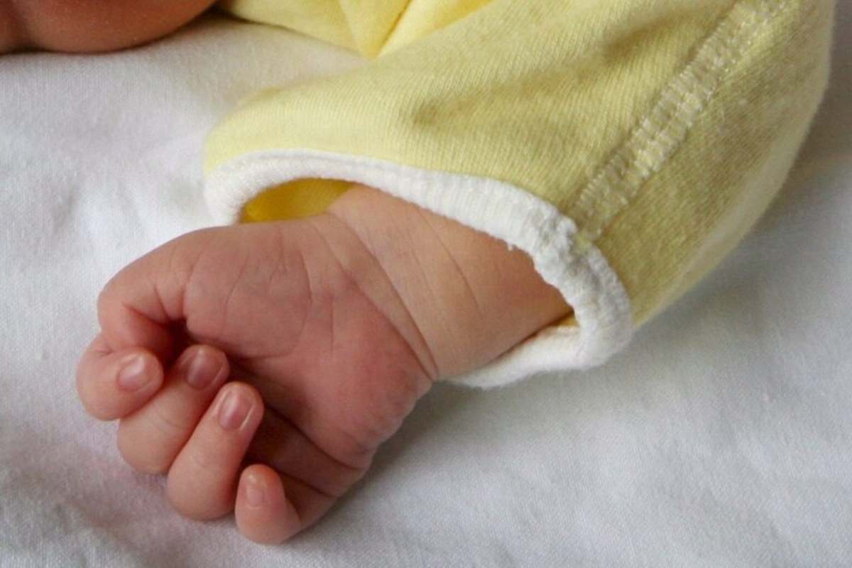 La mano di un neonato