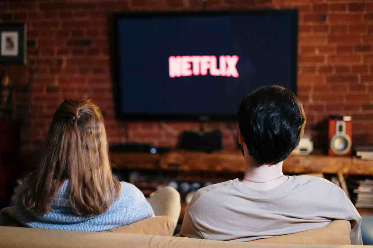 persone davanti allo schermo con netflix