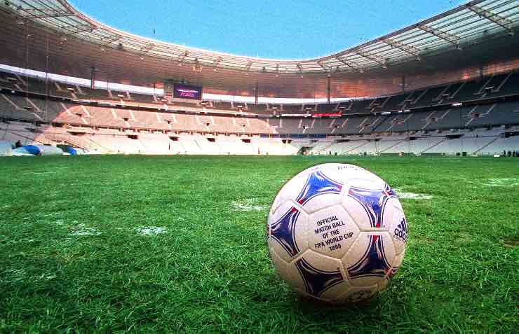 Pallone su un campo in uno stadio vuoto