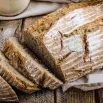 Pane fatto in casa veloce tagliato a fette