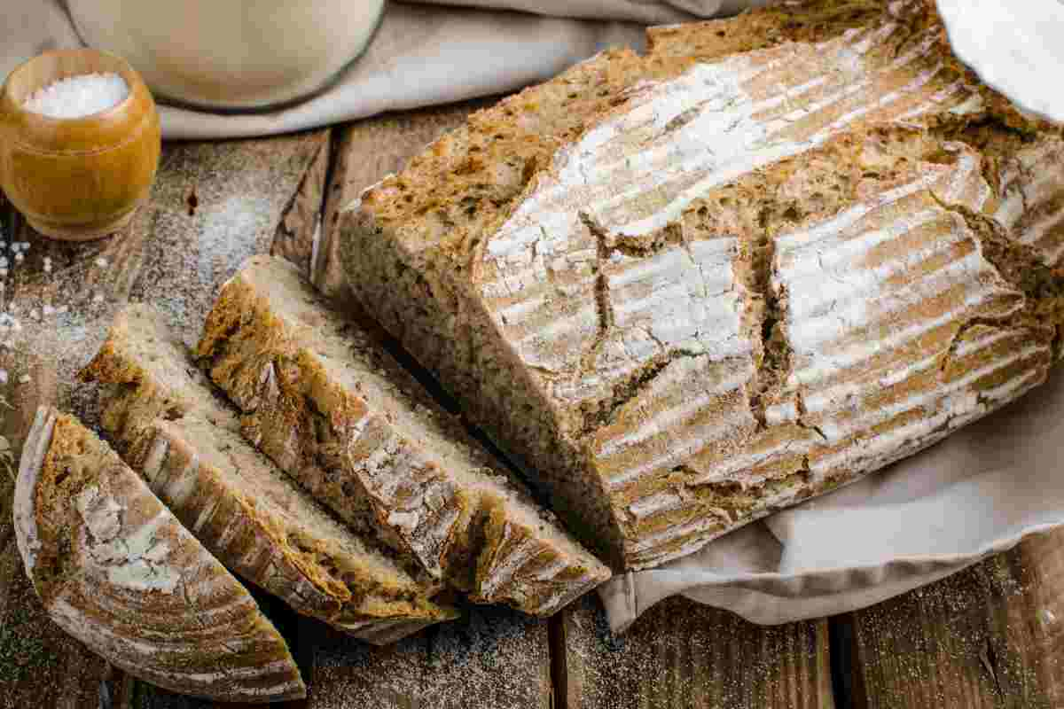 Pane fatto in casa veloce tagliato a fette