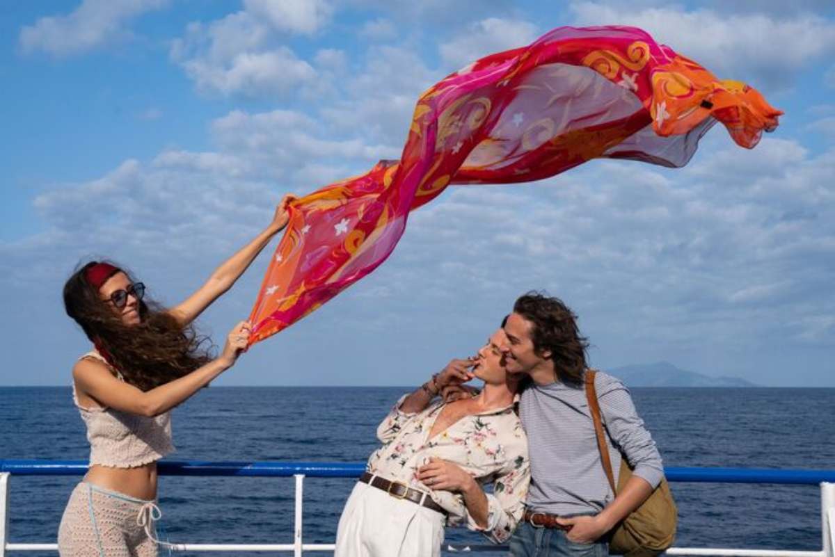 In una scena del film Parthenoper, una ragazza sventola un velo di fronte a due ragazzi, sullo sfondo il mare