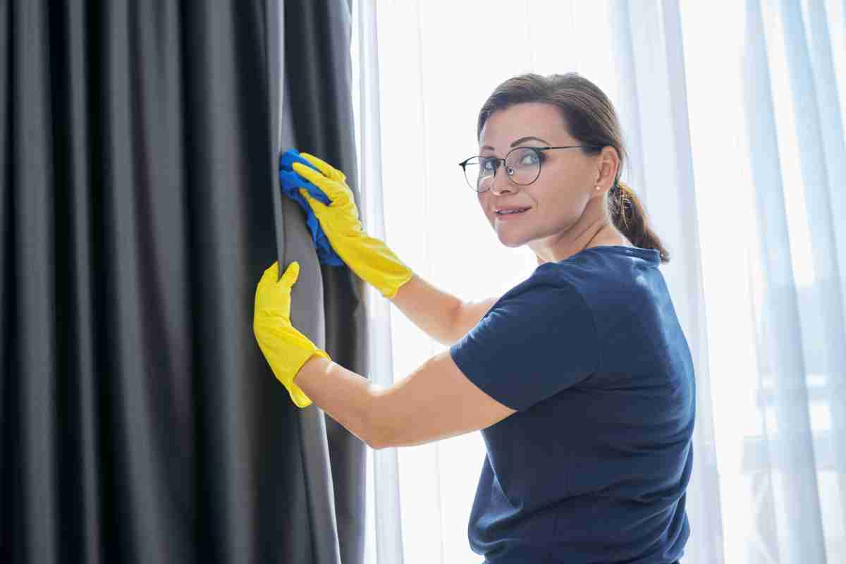 donna pulisce le tende con rimedi naturali