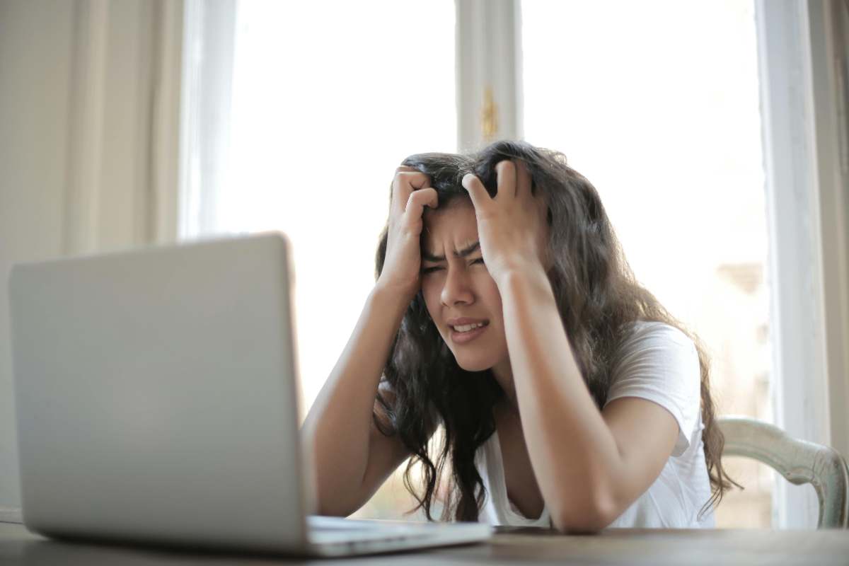 Ragazza disperata al pc