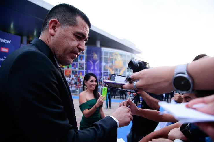 Riquelme firma autografi