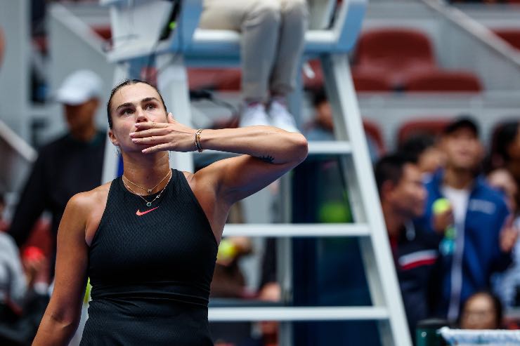 Sabalenka manda un bacio al pubblico