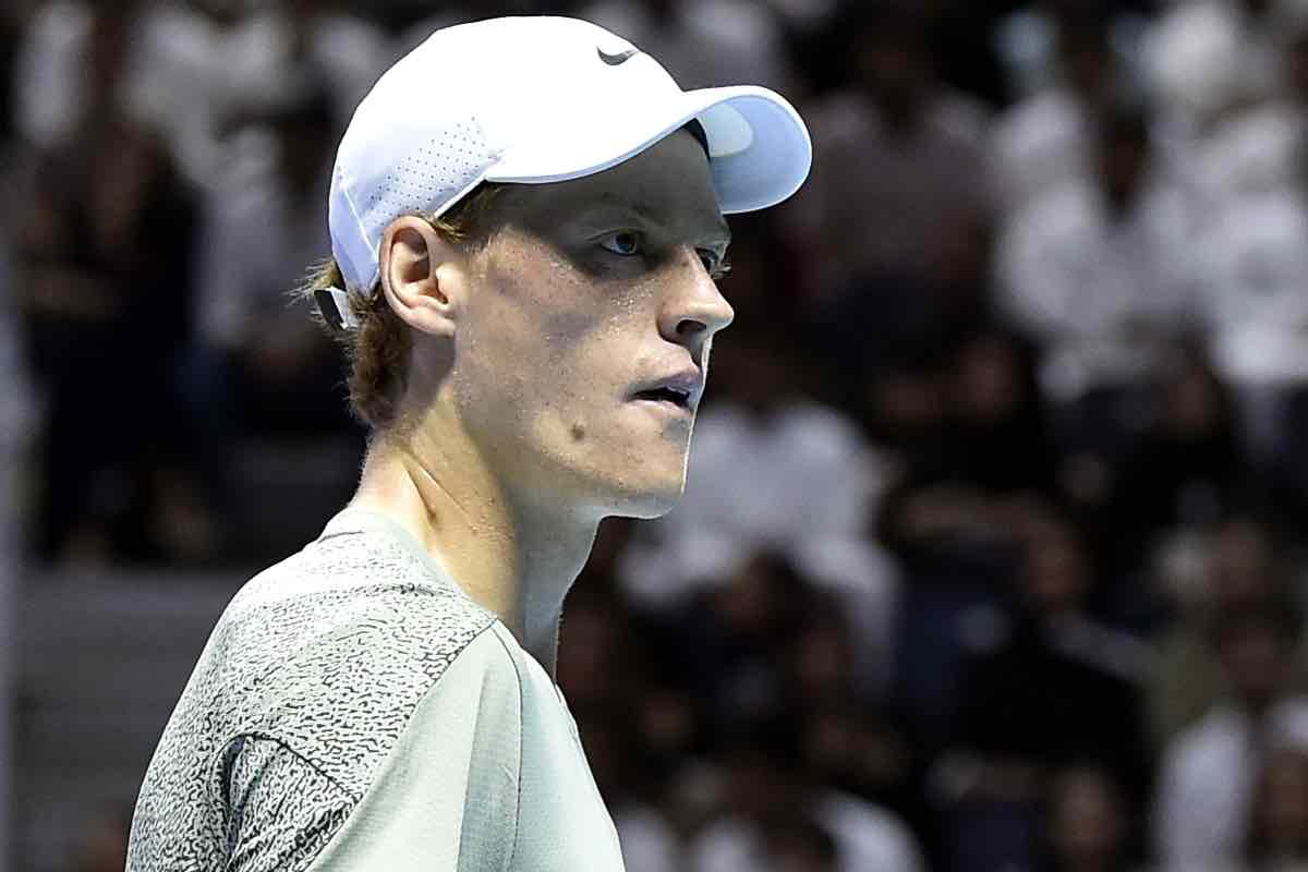 Jannik Sinner in campo in Arabia Saudita