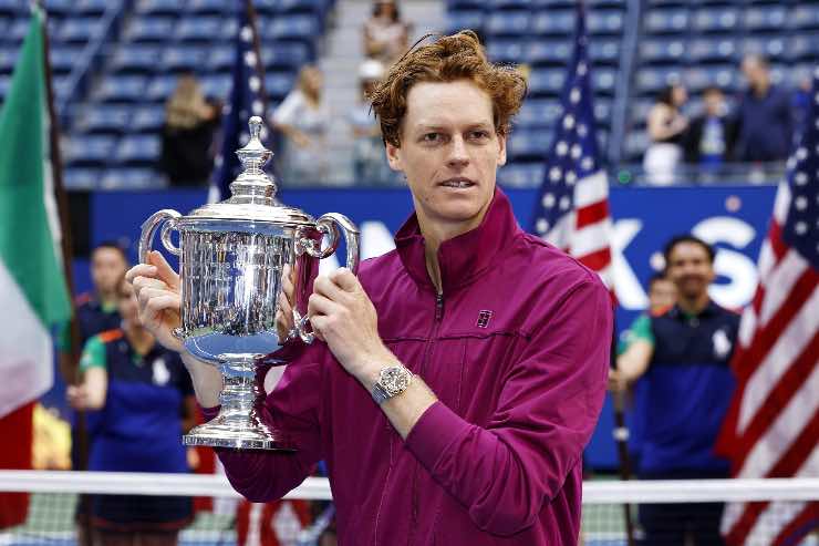 Sinner mostra il trofeo agli Us Open