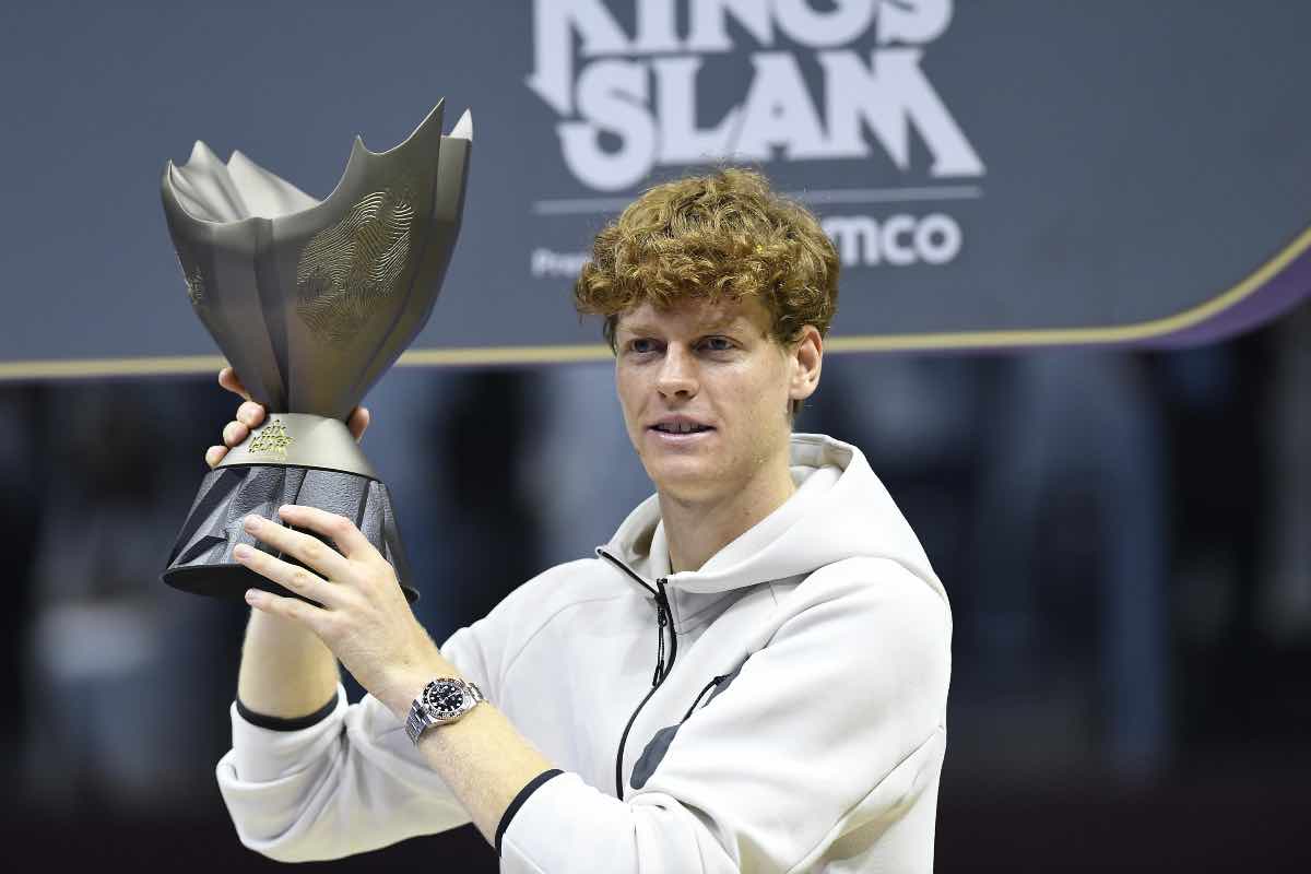 Sinner mostra il trofeo del Six Kings Slam