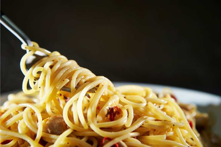 Spaghetti aglio e olio su una forchetta