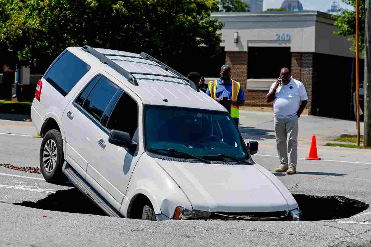 SUV caduto in una voragine