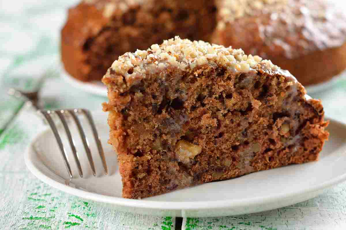 Una fetta di torta di noci in un piatto con la forchettina