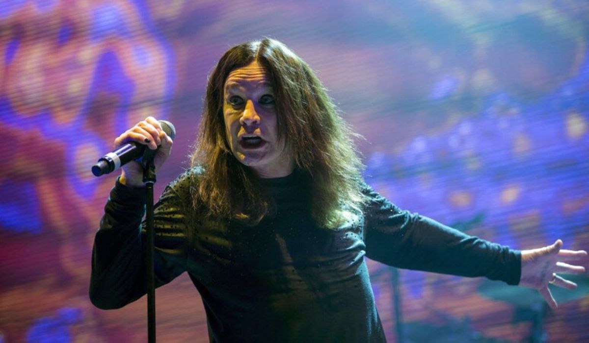 Ozzy Osbourne, cantante dei Black Sabbath, durante un'esibizione dal vivo