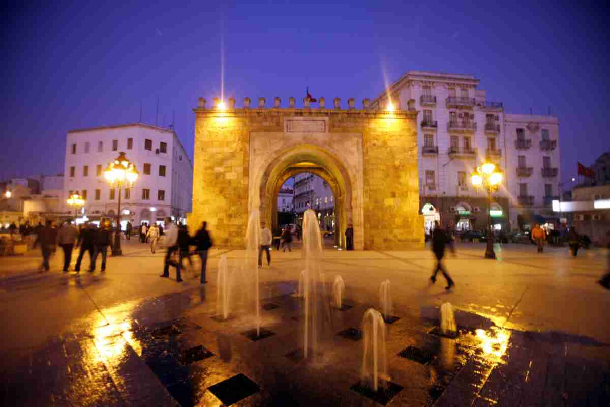 visione notturna di Tunisi in Tunisia, tra i paesi dove vivere costa di meno nel mondo