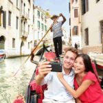 coppia scatta un selfie su una gondola a venezia