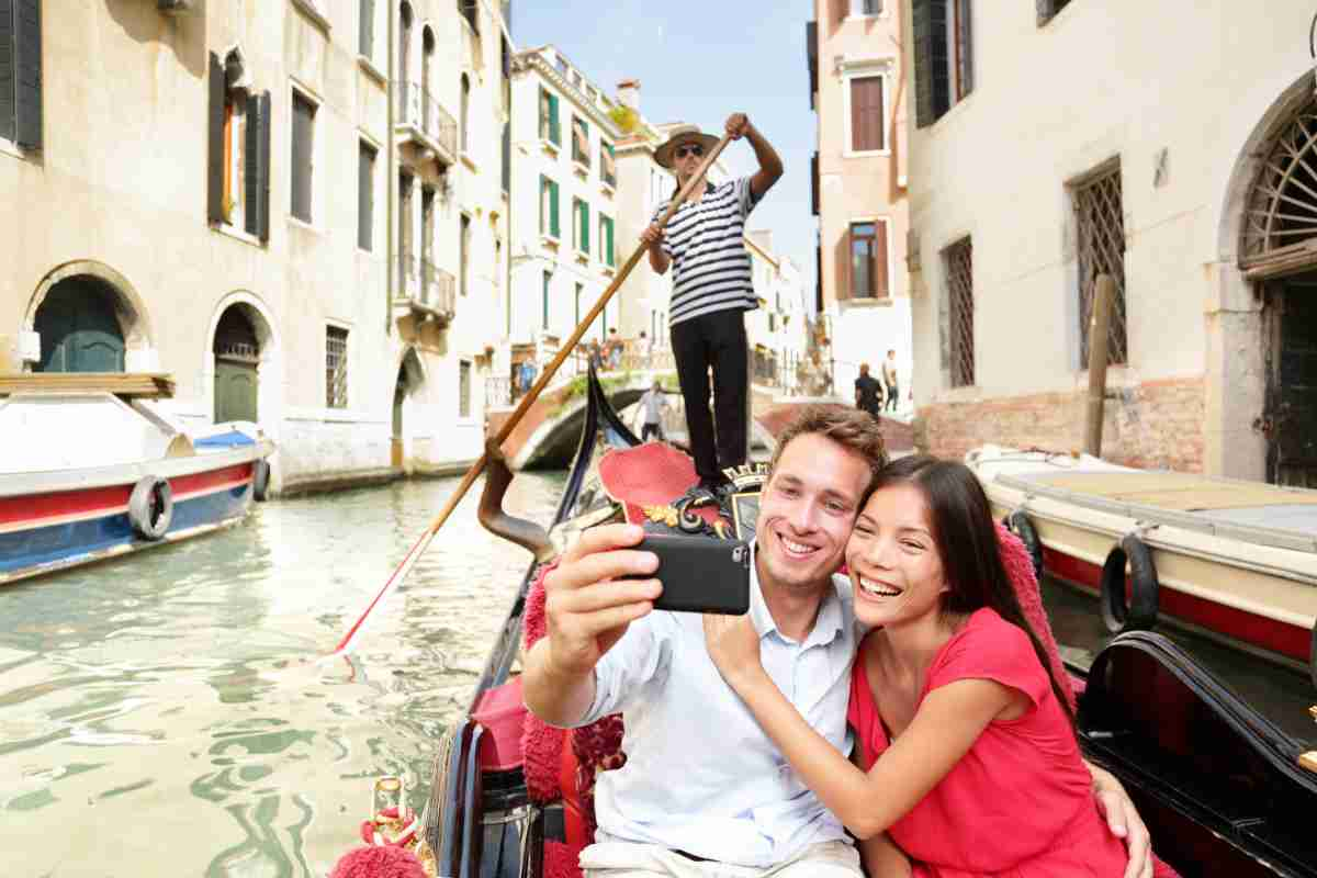 coppia scatta un selfie su una gondola a venezia