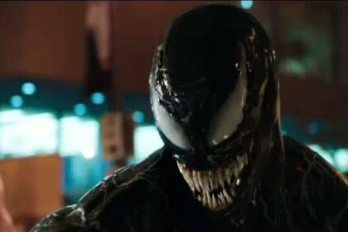 L'iconico personaggio Marvel, Venom, in una scena del primo film della trilogia