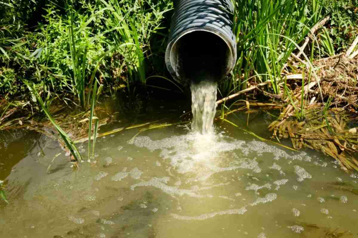 sversamento di acque reflue in un fiume