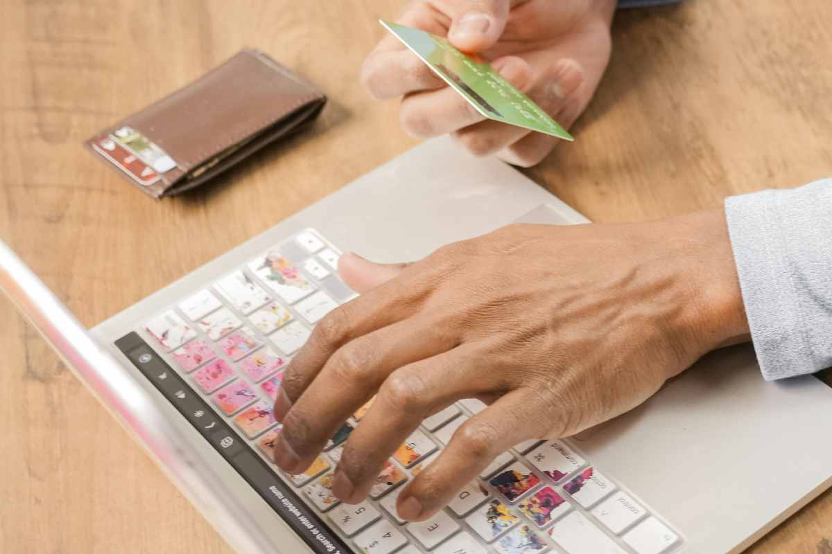 Acquisti online su laptop con carta di credito