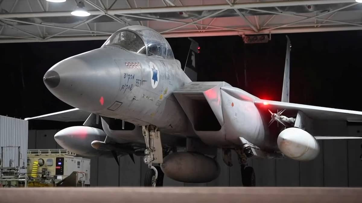 Aereo israeliano in guerra appena fuoridall'hangar