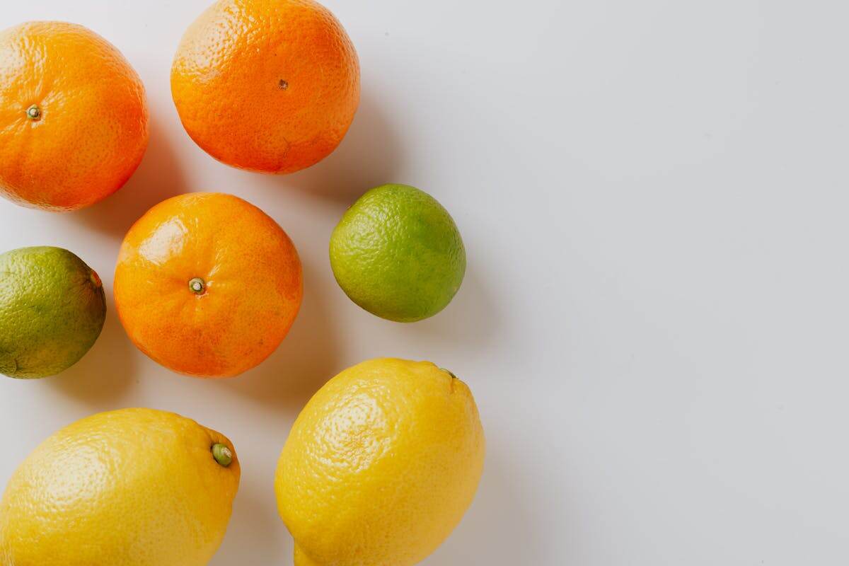 un insieme di arance, limoni e mandarini