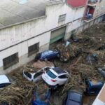 auto trascinate dall'acqua nell'alluvione a valencia