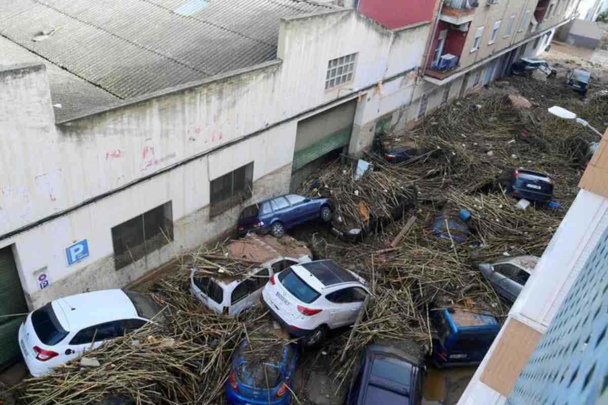 auto trascinate dall'acqua nell'alluvione a valencia