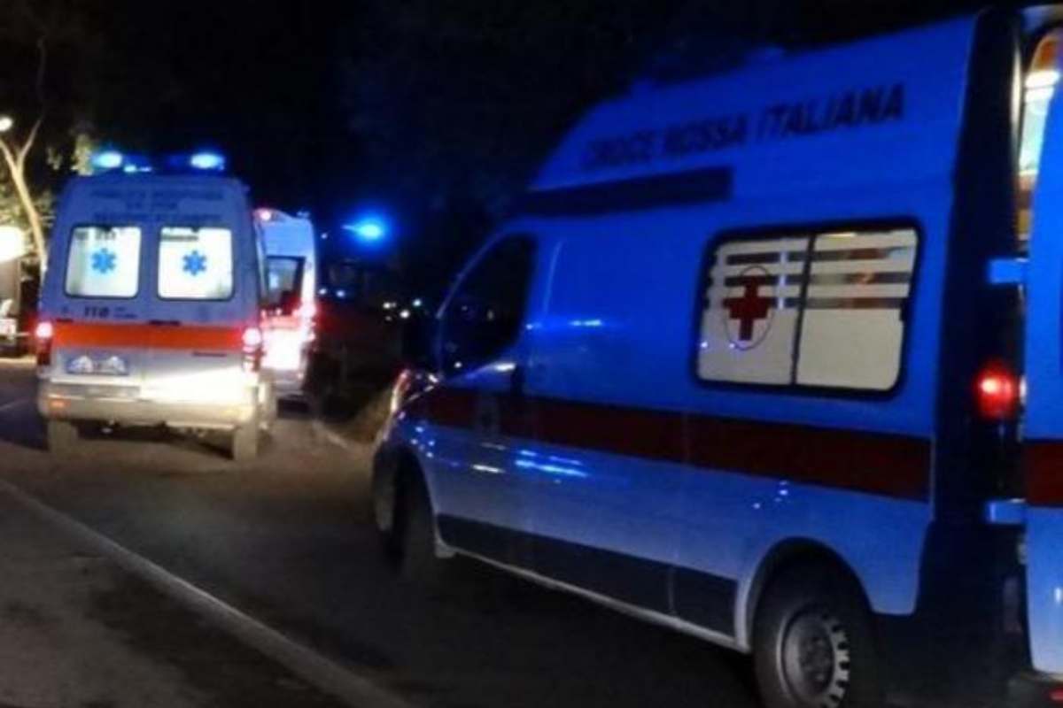 ambulanza sul luogo di un incidente di notte 